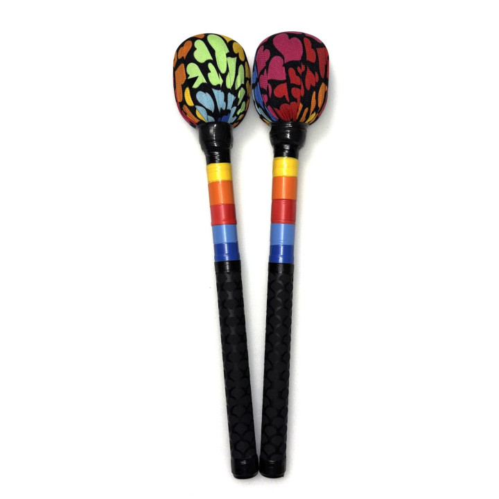 Mazas para surdo de marcación con estampado de corazones y mango de colores con grip negro